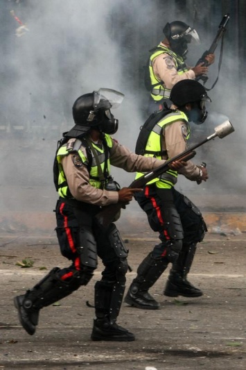 В Венесуэле правительственные войска расстреливали протестующих