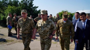 Губернатор Одесской области надел военную форму, чтобы обсудить с министром возрождение аэродрома в Болграде