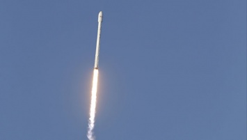 В Калифорнии стартовала ракета-носитель Falcon 9 с десятью спутниками связи