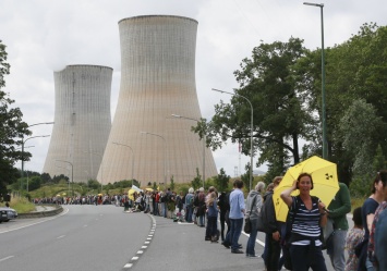 В Бельгии 50 тысяч демонстрантов устроили живую цепь с требованием закрыть АЭС