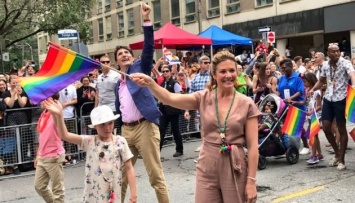 Премьер-министр Канады принял участие в прайд-параде в Торонто
