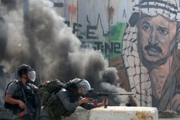 В Израиле полицейским разрешили использовать боевое оружие против протестующих