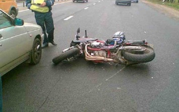 В Саратове автомобиль сбил мотоциклиста и скрылся с места ДТП