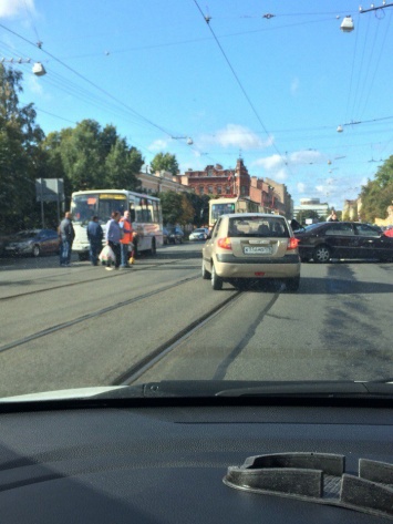 В Петербурге произошла авария с участием маршрутки и Mercedes