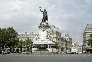 Парень разбился насмерть, сорвавшись с памятника в Париже