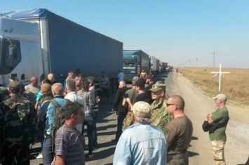 Блокада Крыма: активисты в первый день акции не пропустили более 800 фур с товарами (видео)