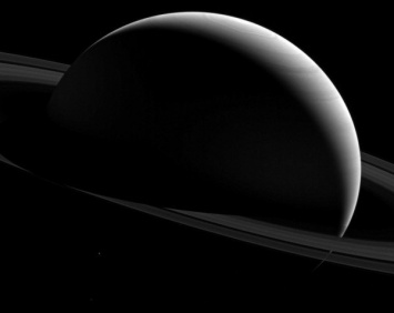 NASA: Зонд Cassini сделал уникальную фотографию «шестиугольника Сатурна»