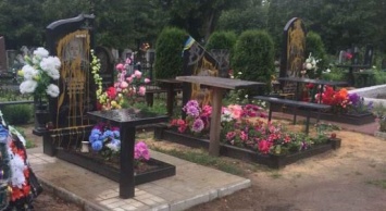 На Сумщине ищут тех, кто повредил памятники на могилах участников АТО (+фото)