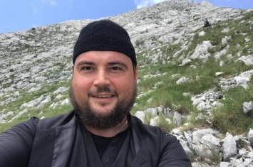 Скандальный митрополит УПЦ поднялся на гору Афон в Греции и спел на ее вершине гимн Украины