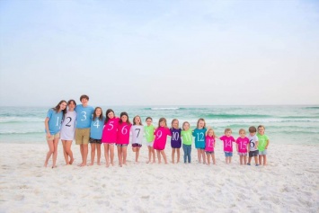 На этом фото 17 внуков из одной семьи! Вот что означают цвета их футболок