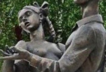 Под Москвой открыли эротический памятник выпускникам