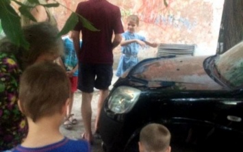 Херсонец вызвал полицию, чтобы разобараться с ребенком, бросившим камень в его авто