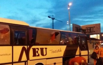 В Киеве банда разбила окна в автобусе с пассажирами