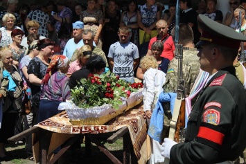 В Одесской области похоронили убитую в зоне АТО 23-летнюю девушку