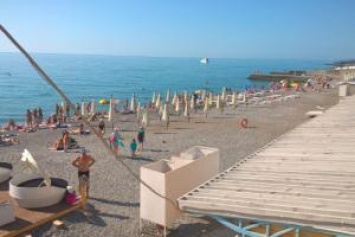Крым антитуристический: блогер показал ялтинский пляж в 30-градусную жару