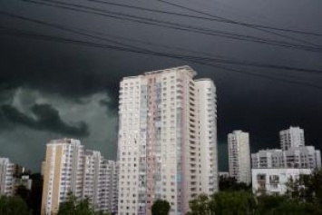 "Климатическое оружие в действии": циклон над Москвой принял забавную форму