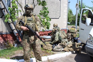 СБУ опубликовала фото своих держиморд, красующихся над поверженными "террористами"