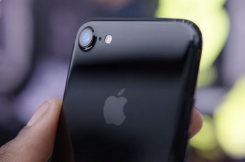 Как выглядит iPhone 7 в цвете «черный оникс» через полгода использования без чехла [фото]