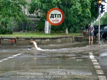 В Киеве затопило улицу героев Севастополя