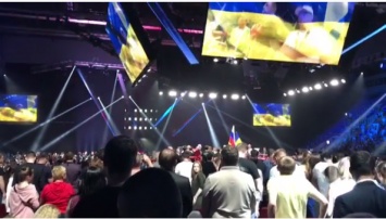 Перед боем Поветкин - Руденко московские болельщики поднялись под гимн Украины