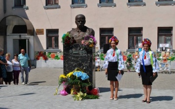 В Першотравенске открыли памятник Кобзарю