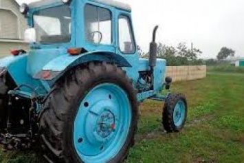 В курортном поселке под Мариуполем мужчина похитил трактор и автомобиль
