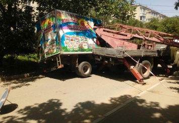 В Симферополе автовышка проломила кузов грузовика с молоком