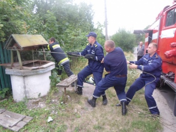 В Мироновском районе за один день спасатели дважды доставали женщину из колодца (фото)