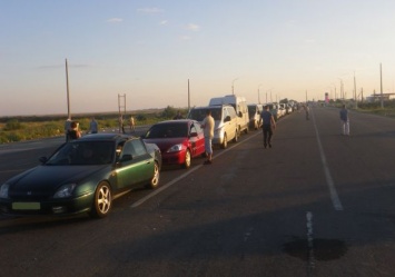 Бердянские пограничники задержали мужчину, который торговал местами в очереди на границе с Крымом