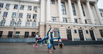 Воспитанники проданного "запорожсталевского" манежа вышли митинговать под мэрию