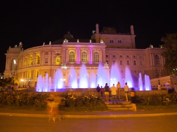 В вечернее время фонтан возле Оперного театра засверкал всеми цветами радуги