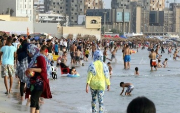 В Триполи ракета упала на пляж, есть погибшие