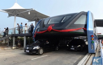 В Китае проект "автобуса над дорогой" признан аферой