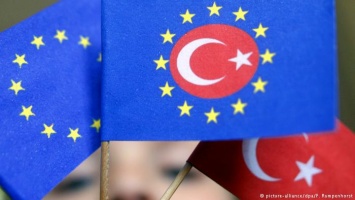 Европарламент хочет приостановить переговоры с Анкарой о вступлении в ЕС