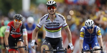 Лидер "Тур де Франс" устроил драку на финишной прямой