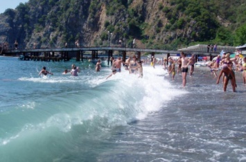 Миллионы туристов: в сети показали свежие ФОТО пляжей в Крыму