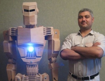Другой мир: запорожский конструктор создал семью из деревянных роботов
