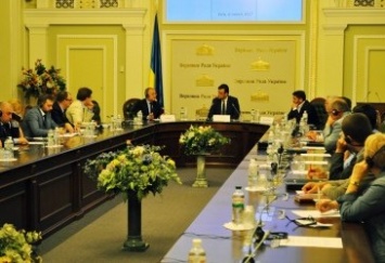 Украине необходимо вкладывать в инфраструктуру, рабочие места и приоритетные отрасли, - экс-премьер Румынии