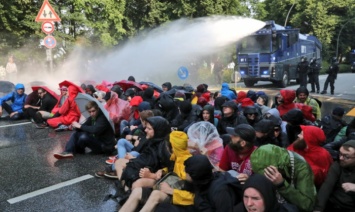 В Гамбурге полиция разгоняет протестующих против саммита G20 водометами (фото)