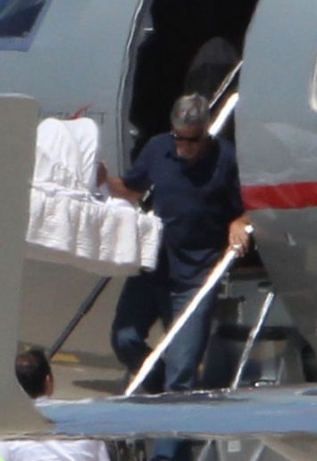 В сети появились первые фотографии Джорджа и Амаль Клуни с новорожденными двойняшками