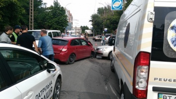 В Херсоне очередное ДТП: один «маневр» - двое пострадавших людей и четыре разбитых авто