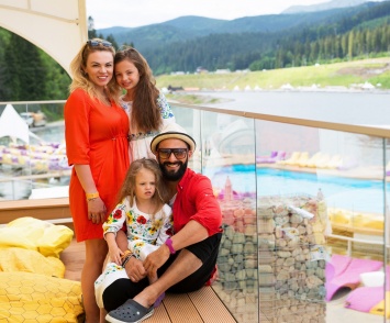 Андрей Kishe с женой и дочками отдохнул в Карпатах