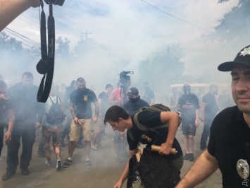 Потасовка на одесском Фонтане: активисты забросали дымовыми шашками стройку