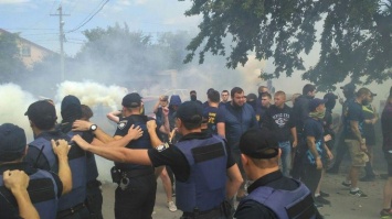 В Одессе радикалы сорвали мирное собрание, применив слезоточивый газ и дымовые шашки