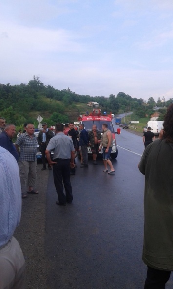 На Тернопольщине автобус с 45 туристами слетел с обрыва: есть жертвы