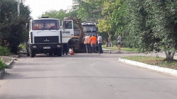 Фотофакт. На выходных в Херсоне коммунальщики блокировали движение транспорта