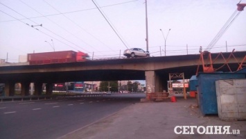 "Летучий голландец". Гражданин Нидерландов завис над киевским мостом в авто