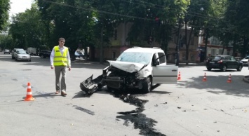 В Сумах виновница ДТП, проехавшая на красный свет, попала в больницу (+фото)