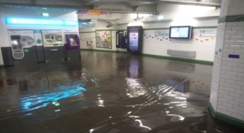Из-за сильных ливней в Париже затопило метро