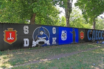 Одесские футбольные фаны украсили яркими граффити унылый забор на Черемушках